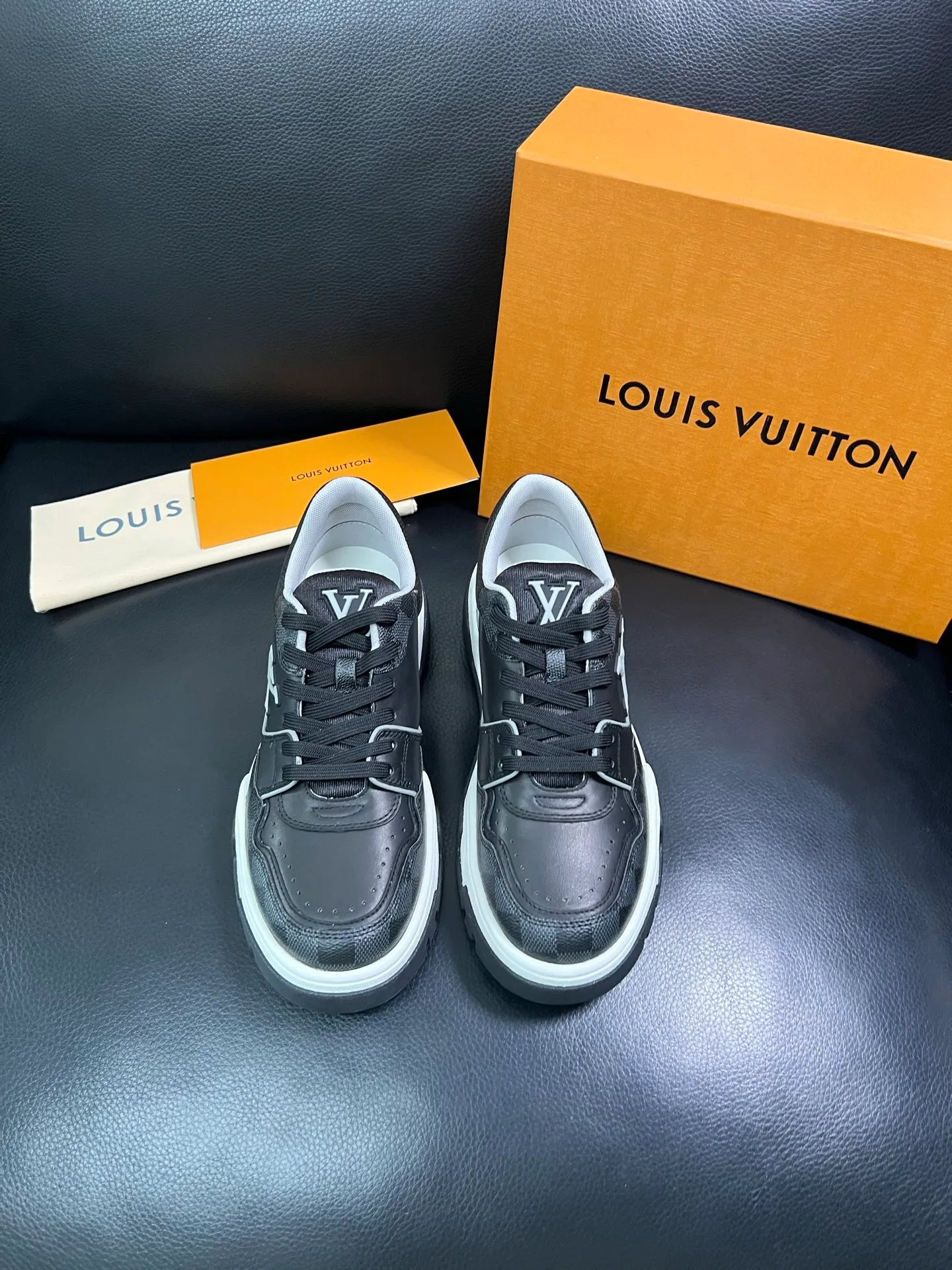 Men's shoes 💰900 Lv top purchase Louis Vuitton, counter synchronization, uppers imported from Italy cowhide, imported mesh padding soft and comfortable, soles: original soles specially provided by the original factory, T men's shoes 💰U exclusive movable molded soles super comfortable, original factory and single goods, high quality, welcome to compare, code number 38-44 (customized 45) 85883